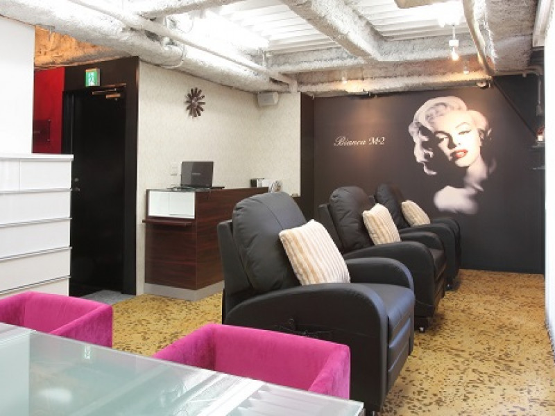 Bianca M&times;2（ビアンカエムツー）新宿東口店店舗内装写真