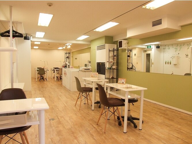 Nail Mix（ネイルミックス）池袋店店舗内装写真