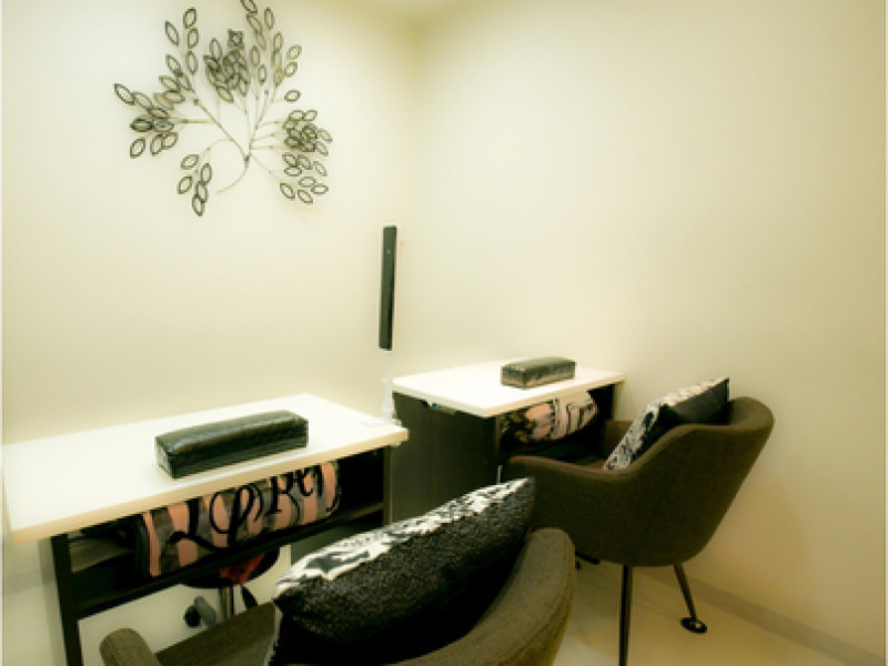 NAIL & EYELASH EYEST（アイエスト）銀座店店舗内装写真