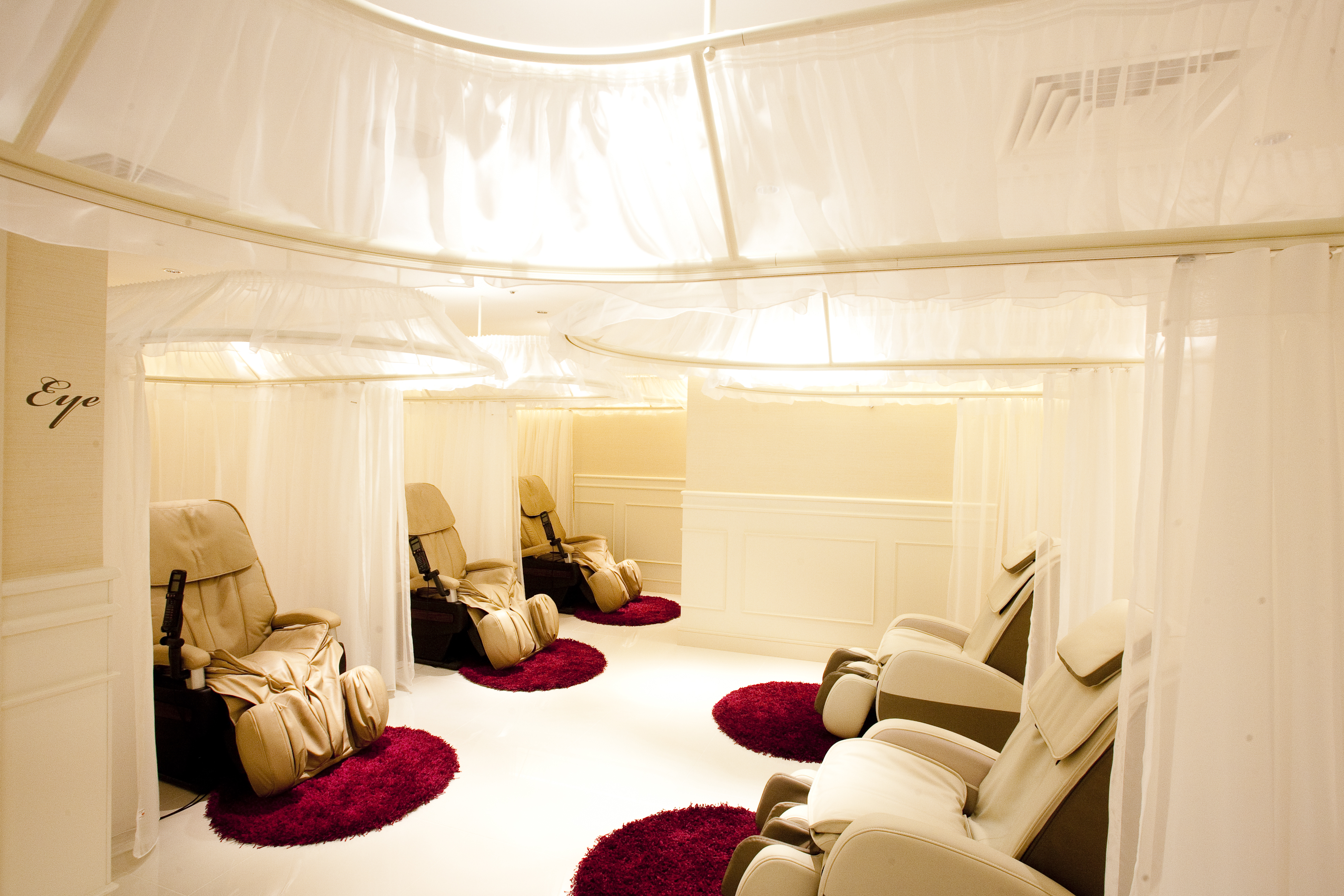 EyeFlash大丸梅田店（アイフラッシュ）店舗内装写真