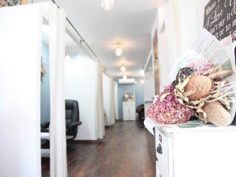 アイラッシュ＆ネイルolive aka（オリーブアカ）店舗内装写真