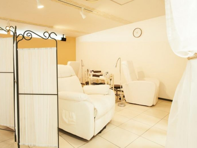 ネイル＆アイラッシュ クリスタルライン　京成大久保店店舗内装写真