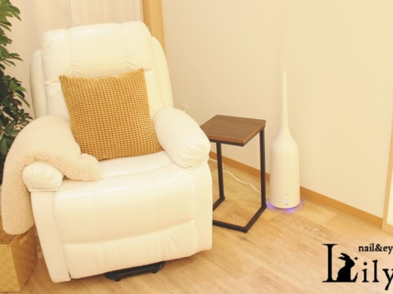 nail&eye Lily（ネイルアンドアイ リリー）吹田・千里丘店店舗内装写真