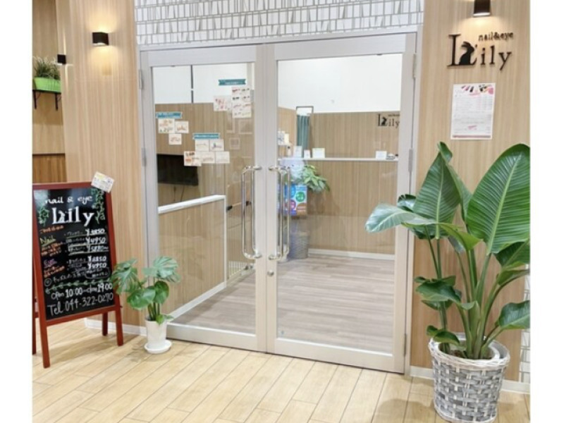 nail&eye Lily（ネイル＆アイ リリー）登戸店店舗内装写真