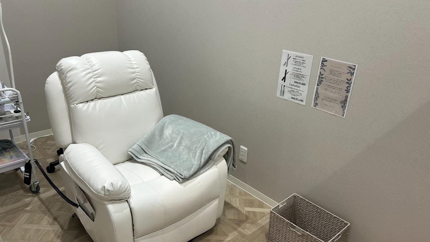 nail&eye Lily（ネイル＆アイ リリー）寝屋川公園店店舗内装写真