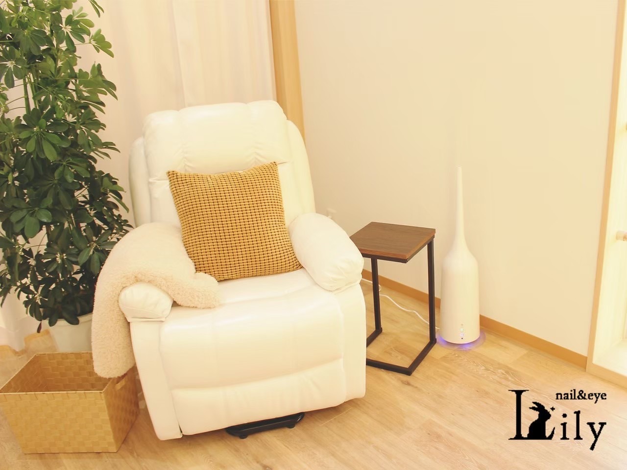 nail&eye Lily（ネイル＆アイ リリー）武蔵境店店舗内装写真