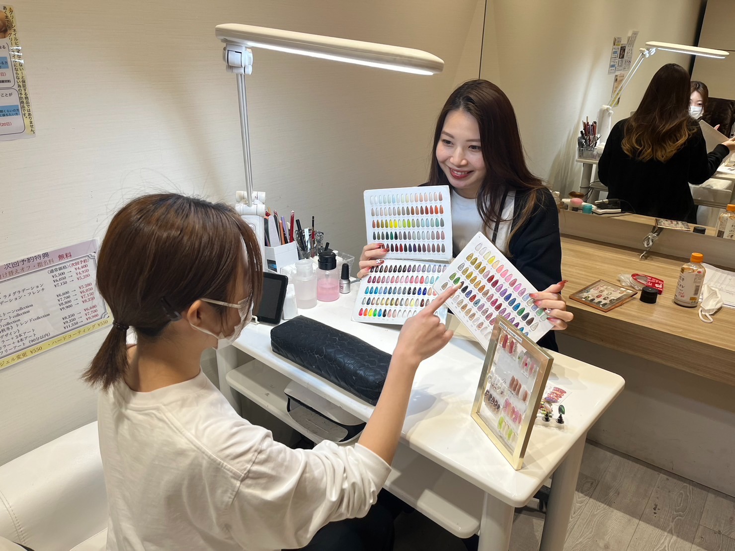 nail&eye Lily（ネイルアンドアイ リリー）吹田・千里丘店店舗内装写真