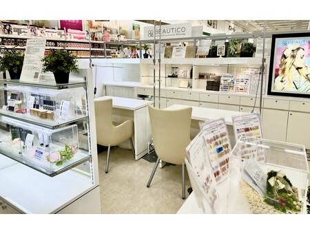 ネイルキューブ イオン与野店舗内装写真