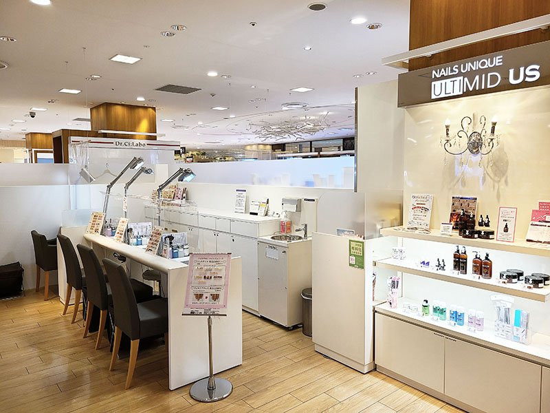 NAILS UNIQUE（ネイルズユニーク）博多阪急店店舗内装写真