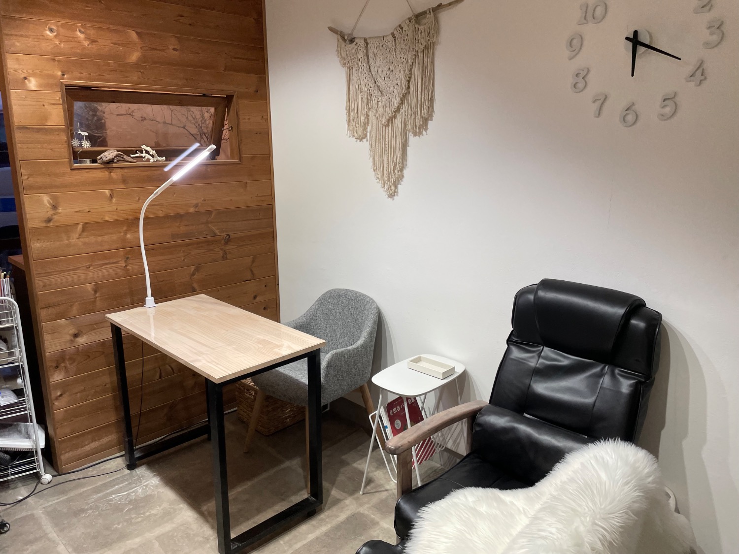 Toujours nail factory（トゥジュールネイルファクトリー）店舗内装写真