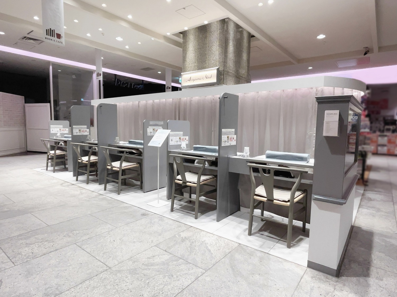 青山ネイル（アオヤマネイル）マークイズみなとみらい店店舗内装写真
