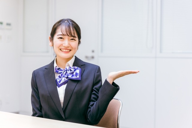 スポーツ施設内／ジムの受付・事務職店舗内装写真
