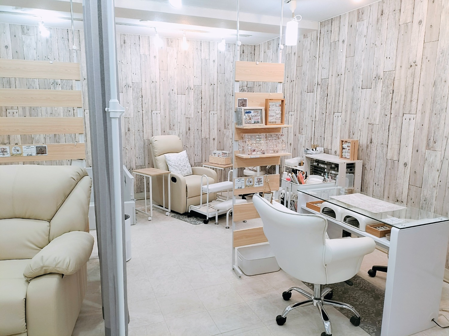 Nail grapher（グラファー）店舗内装写真