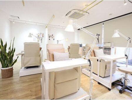 HARP Eyelash & Nail（ハープ アイラッシュ アンド ネイル）店舗内装写真