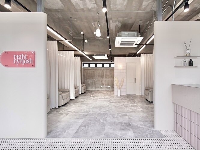 eight eyelash（エイト アイラッシュ）沖縄北谷店店舗内装写真