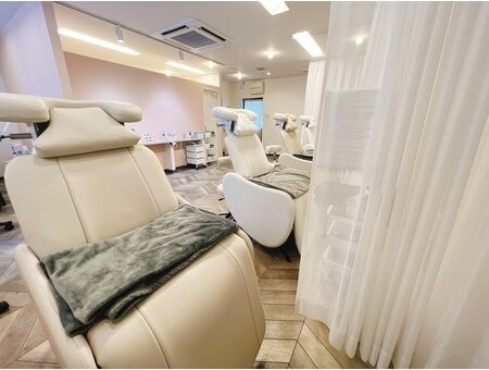 Makea eyelash&nail （マケアアイラッシュアンドネイル）東川口店舗内装写真