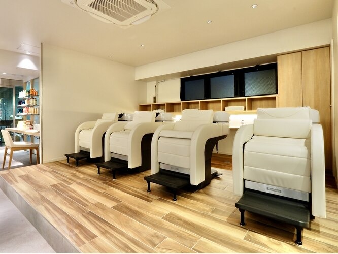 FLIP B AVEDA（フリップ ビー アヴェダ）店舗内装写真