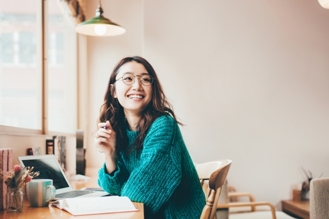 働きながらネイリスト資格を取得するには？取得方法やスクール選びを徹底解説